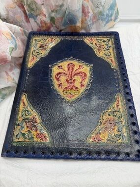 👍30%offVintage Italian Leather Picture Frame with Fleur-de-Lis Shield